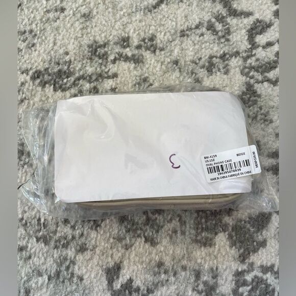 Badgley Mischka Diamond Quilted Oval Crossbody Phone Case in beige NWT - Picture 4 of 9